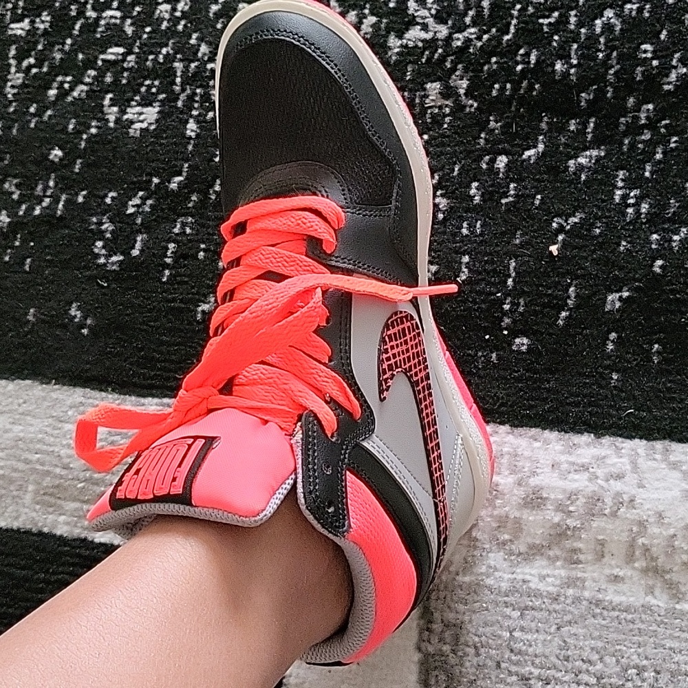 Shoes colors are blk,grey,orange